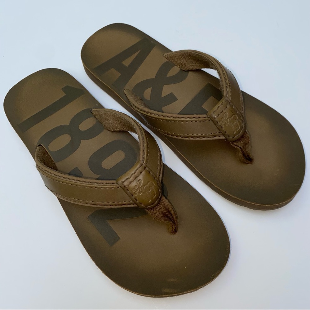American Eagle Brown Flip Flops Size 5/6